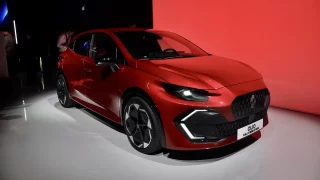Renault představil nové Clio. Slibuje dojezd až tisíc kilometrů a spotřebu pod čtyři litry
