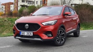 Test MG ZS 1.0 AT Exclusive pohledem ženy: Netlač a budeš spokojený