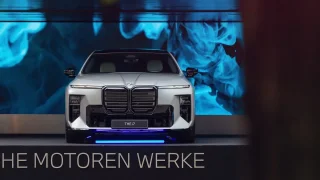 BMW ve Varech přiznalo, že hází zpátečku. Modernizovaná řada 7 opět bude mít v nabídce i osmiválec