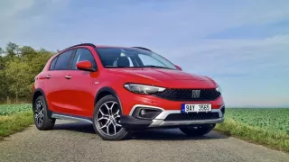 Fiat Tipo je normálním autem za normální peníze. Žádný luxus a zábavné svezení však nečekejte