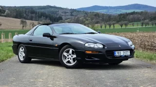 Ojetý Chevrolet Camaro stojí méně než Škoda Fabia. Jeho osmiválec je továrna na radost