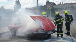 Hasiši v Praze bojovali s požárem krásného Jaguaru