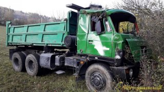 Řidič tatrovky s betonem se zachoval jako filmový kaskadér. Vyskočil z ní, než se převrátila