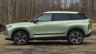 Nová čínská SUV se snaží české zákazníky uchlácholit nízkou cenou a luxusem. Jsou levnější než Karoq