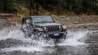 První off-road, se kterým v lese uslyšíte zpívat ptáčky. Vyzkoušeli jsme Jeep Wrangler do zásuvky