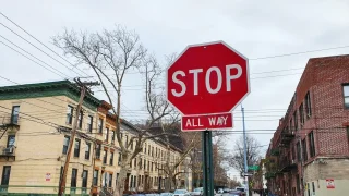 U této dopravní značky by se Češi pohádali. Na opačném konci světa je náhradou semaforů