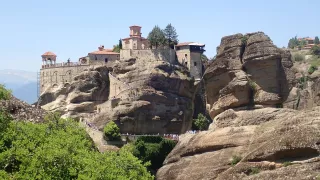 Pozor taky na přemíru turistů. Meteora je na sezna