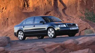 Škoda Superb letos slaví 25 let: Vznikla díky čínské technice a vedle Felicie vypadala jako sci-fi