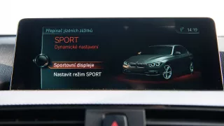 Tradiční interiér BMW 330i 5