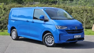 Volkswagen Transporter je v Česku. Láká na výbavu, kterou jste u dodávek ještě neviděli