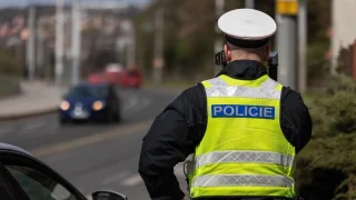 Bez čepice nesmí policisté udělovat pokuty. Řidiči při silničních kontrolách vytahují nový argument