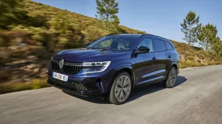 U hybridního Renaultu Espace vás potěší spotřeba a prostornost. Práce motorů vás nechá lehce na pochybách