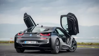 BMW i8 Protonic Frozen v matně černém laku. 2