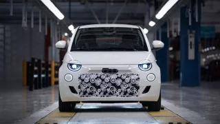 Elektromobil neuspěl, prodeje zachraňuje spalovák: Nový Fiat 500 se začne prodávat ještě letos
