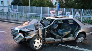 Řidič zdemoloval svůj klasický mercedes. Hasiči ho ven kvůli vysoké kvalitě auta dostávali hodinu