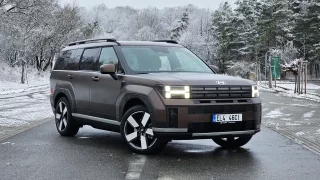 Hyundai Santa Fe řidiče hýčká lépe než kdejaký mercedes. Škoda, že na něj neustále pípá