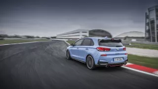 Prohlédněte si ostrý hatchback Hyundai i30 N v poh