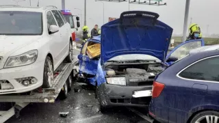 Kdy volat k nehodě policii, kdy záchranku, kdy hasiče, a kdy nikoho? Tady jsou pravidla