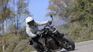 Honda má svou první elektrickou motorku. Retro vzhled kombinuje s výkonem šestistovky