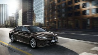 Toyota Camry se vrací do Evropy. S nejnovějším hybridním pohonem.