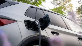 Elektřina se někdy prodává i za záporné ceny. Majitelé elektromobilů na tom mohou vydělat