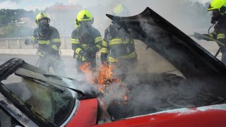 Hasiši v Praze bojovali s požárem krásného Jaguaru