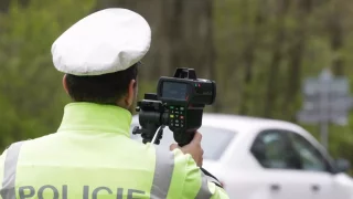 Stovky policistů vyrazily měřit rychlost. Zveřejnili, kde přesně budou řidiče chytat