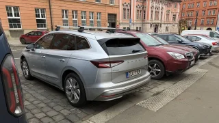 Včera to bylo bez problému, dnes za pár tisíc. Řidiči si teď musí dát pozor na pokutu za zvyk