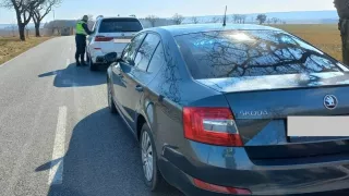 Na dálnici D2 jakoby neplatily rychlostní limity. Řidiči se tu předháněli, kdo má rychlejší auto