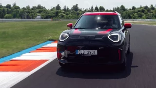 Elektrické Mini JCW Aceman E je praktické i zábavné. Nabízí dost výkonu, ale moc daleko nedojede