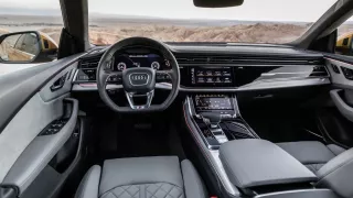 Audi Q8 interiér