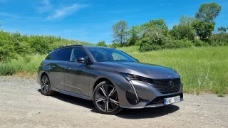 Nový Peugeot 308 SW žehlí české silnice s francouzskou grácií. Kufrem potěší chalupáře