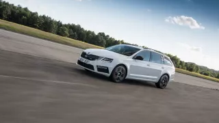 Nová Škoda Octavia RS 245 v pohybu. 6