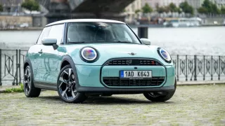 Nový Mini Cooper nabízí dva odlišné světy. Spojuje je ovšem zábavnost i atraktivní design