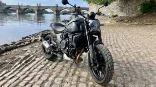TEST: Motorka CFMOTO 700CL-X Heritage je nenapodobitelným křížencem sporťáku, café raceru a cesťáku