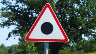 Čeští řidiči značku s černým puntíkem většinou neznají. Přitom by z ní měli mít strach