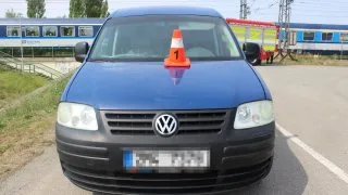 Řidička na železničním přejezdu