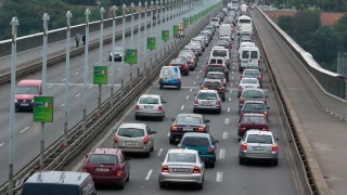 Nízkoemisní zóny se blíží i do Česka. Starší auta mohou mít v centrech měst brzy problém