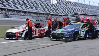 Závodní vůz NASCAR je překvapivě levný. Dokola jezdí pouze kvůli fanouškům a doleva zatáčí z důvodu bezpečnosti