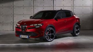 Alfa Romeo Junior je na první pohled fešný crossover