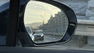 Komentář: Řidiči v Praze neumí jezdit v kolonách. Bezohledně myslí jen na sebe a zablokují dva pruhy