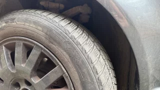 Je červen a někteří mají stále zimní pneu. Přináší to přitom jen negativa, hlavně pro peněženku