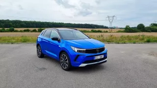 Test: Opel Grandland do zásuvky je dobrý hybrid. Umí trik, na který konkurence často zapomíná