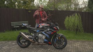 BMW M1000R je raketa ne kolech. Jezdec musí naprosto důvěřovat elektronice, říká Sršeň