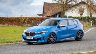 BMW řady 1 mezigeneračně zlevnilo. Vyzkoušeli jsme nejsilnější verzi BMW M135i xDrive