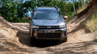 Hybrid s pohonem všech kol a automatem. Dacia přidala novou verzi pro Duster a Bigster