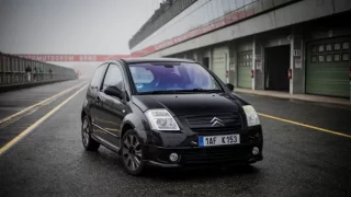 Citroën C2 VTS: Jak funguje kapesní raketa za jednu výplatu na Masarykově okruhu?