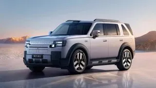 Číňané vzkřísili legendární Land Rover. Udělali z něj elektromobil se spalovacím motorem