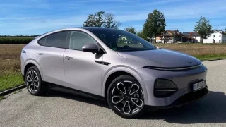 Řídili jsme elektrické auto, které se nabije za 12 minut. Je luxusní a přitom stojí méně než Tesla