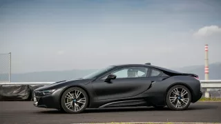 BMW i8 Protonic Frozen v matně černém laku. 4